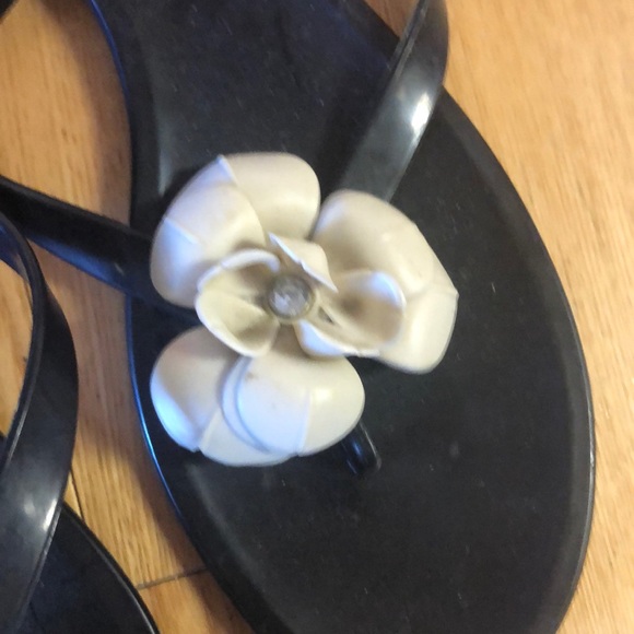 Two pairs of flip flops - Picture 2 of 5